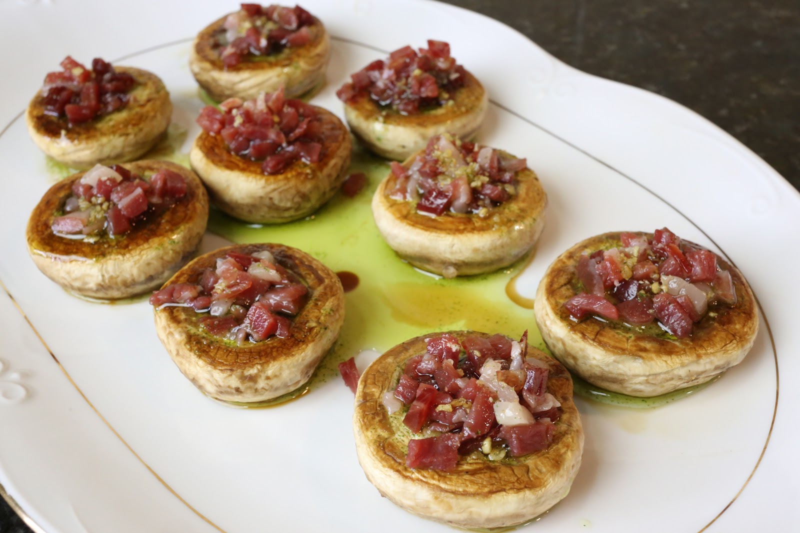 Champiñones a la plancha con jamón y salsa verde