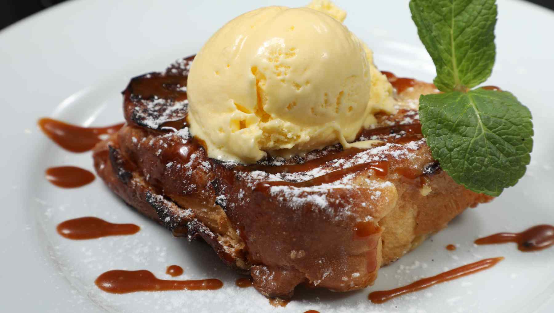 Un dessert de pain perdu avec glace vanille